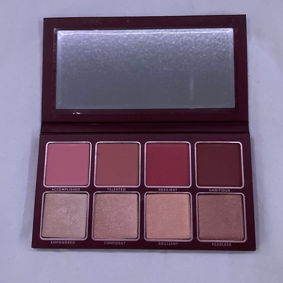 Beauty in a Blinc Glow Getter Face Palette - Picture 2 of 3
